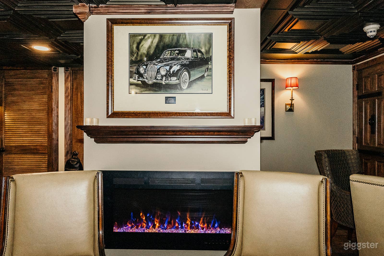 Built in 1893-Speakeasy. Vintage, exposed beam & tin-ceiling Photo 4