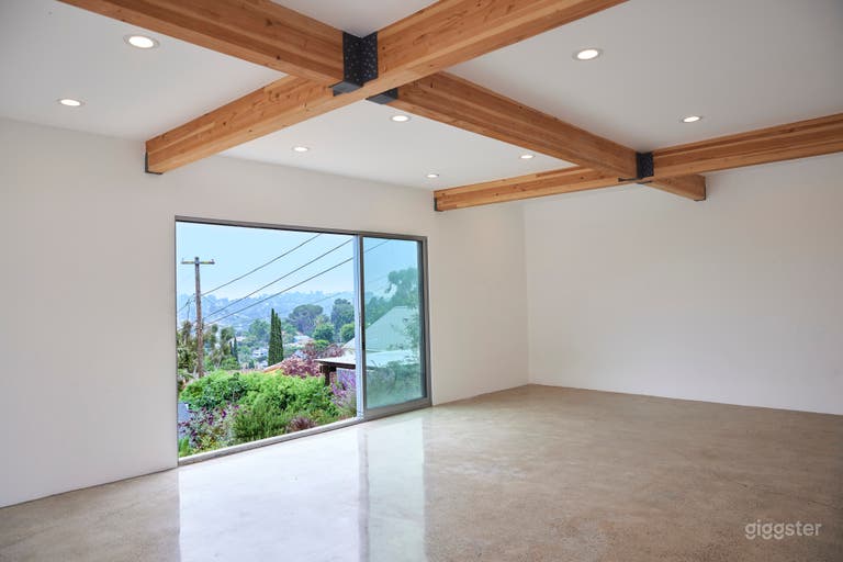  Studio industriel aéré en béton poli + poutres en bois 