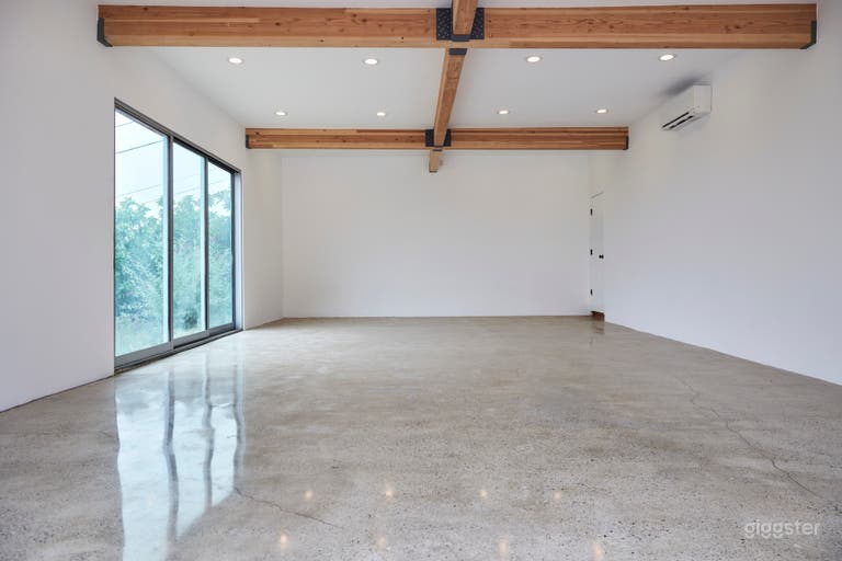  Studio industriel aéré en béton poli + poutres en bois 