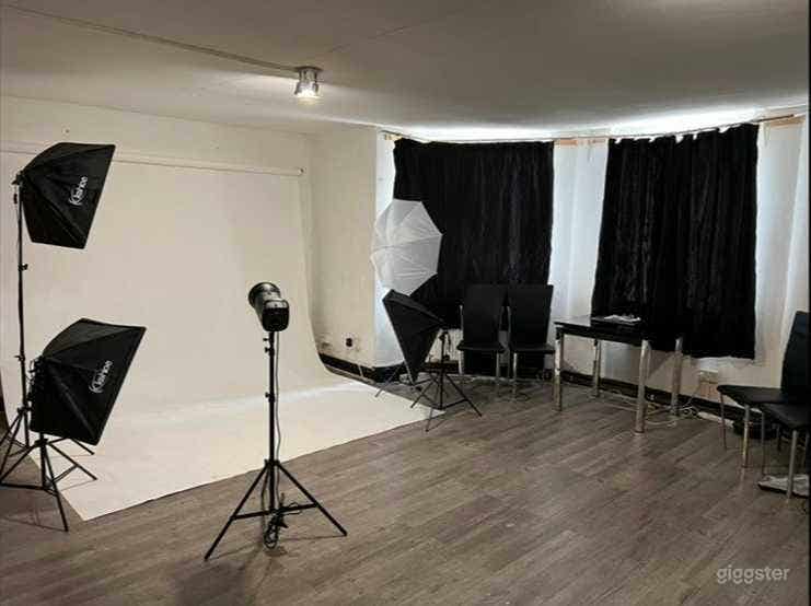  Photo Studio with Lights and Backdrop Photo 1