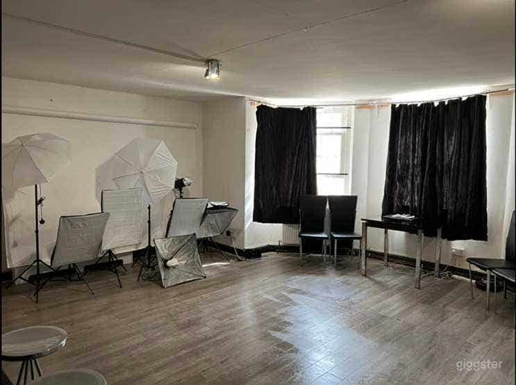  Photo Studio with Lights and Backdrop Photo 2