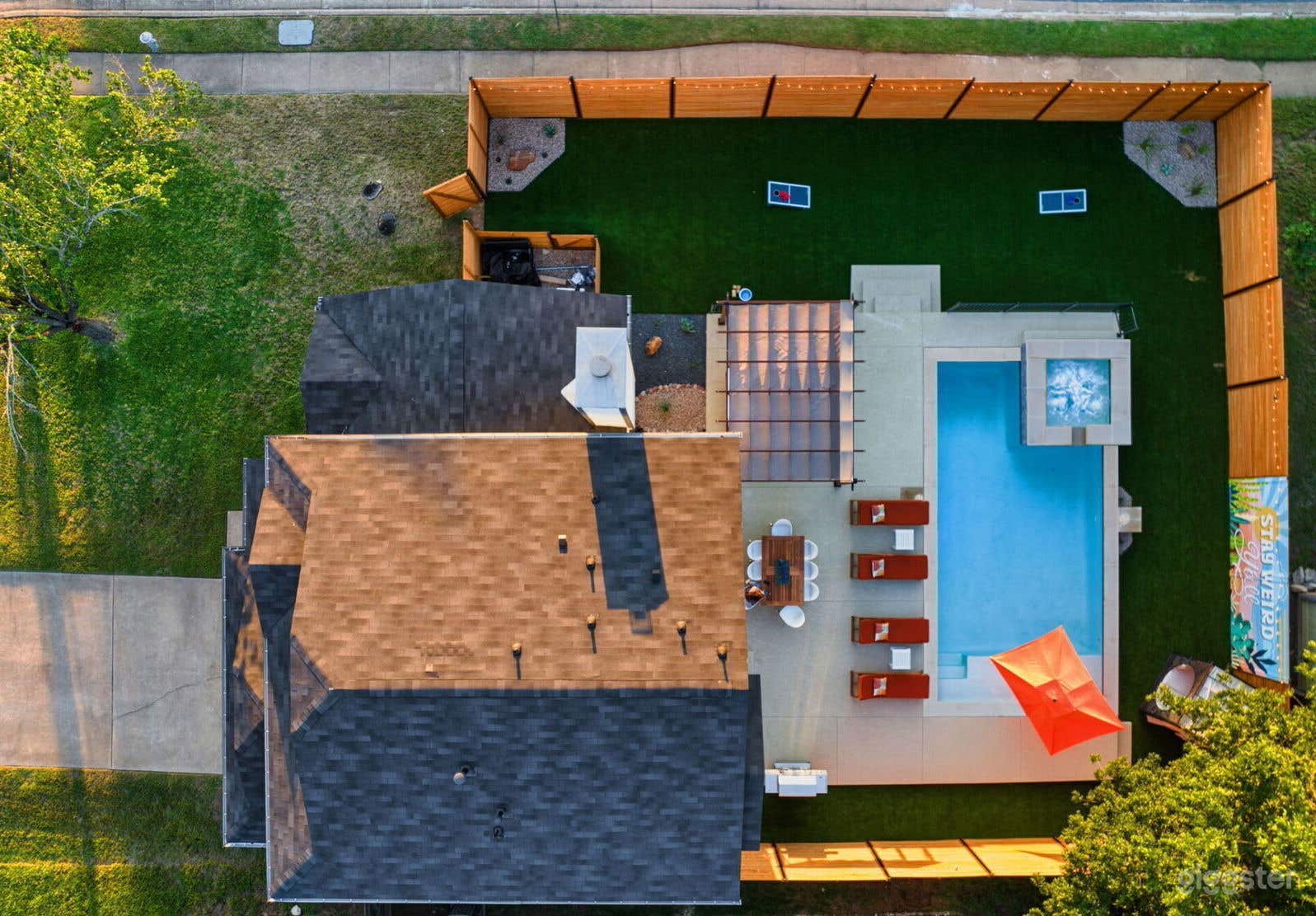 Pool in an ATX Designer Home Photo 4