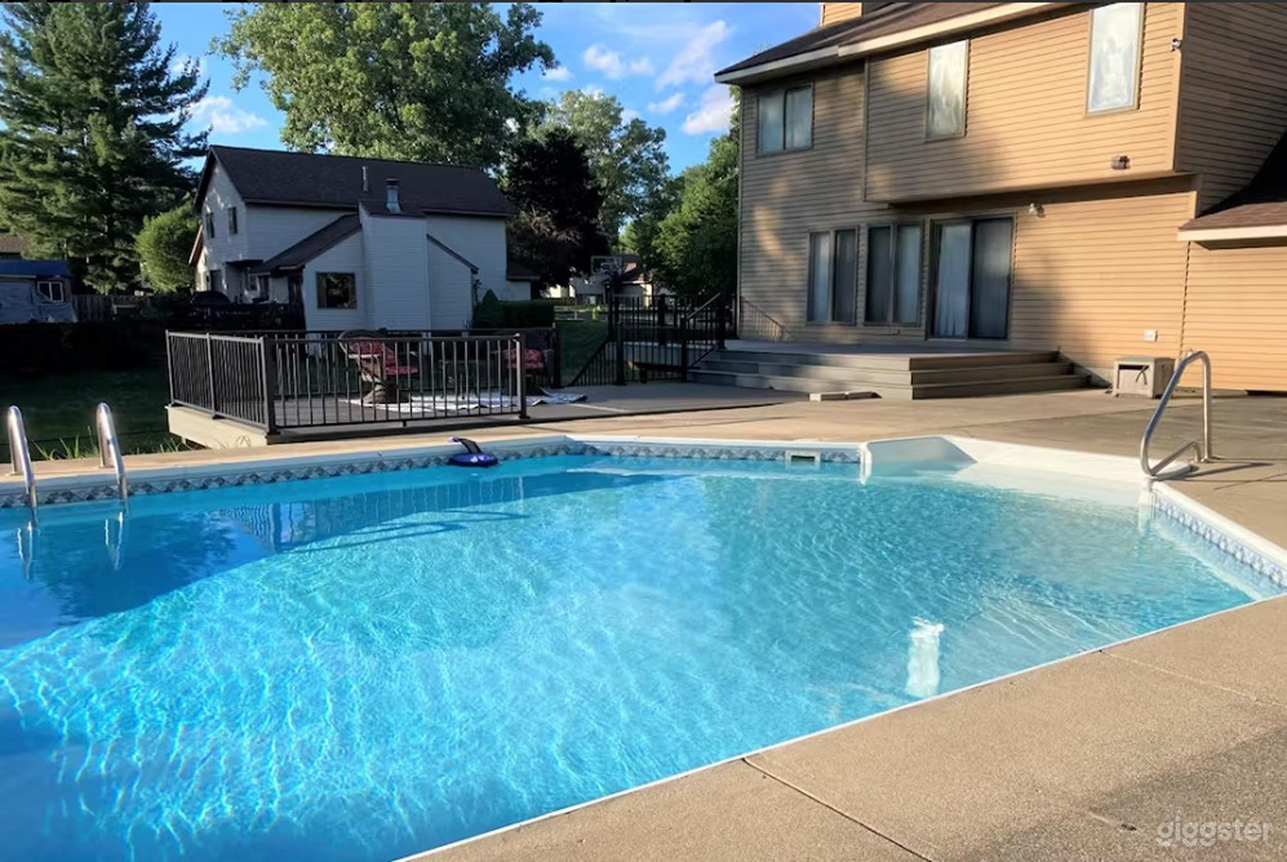 Outdoor Private Pool Photo 3