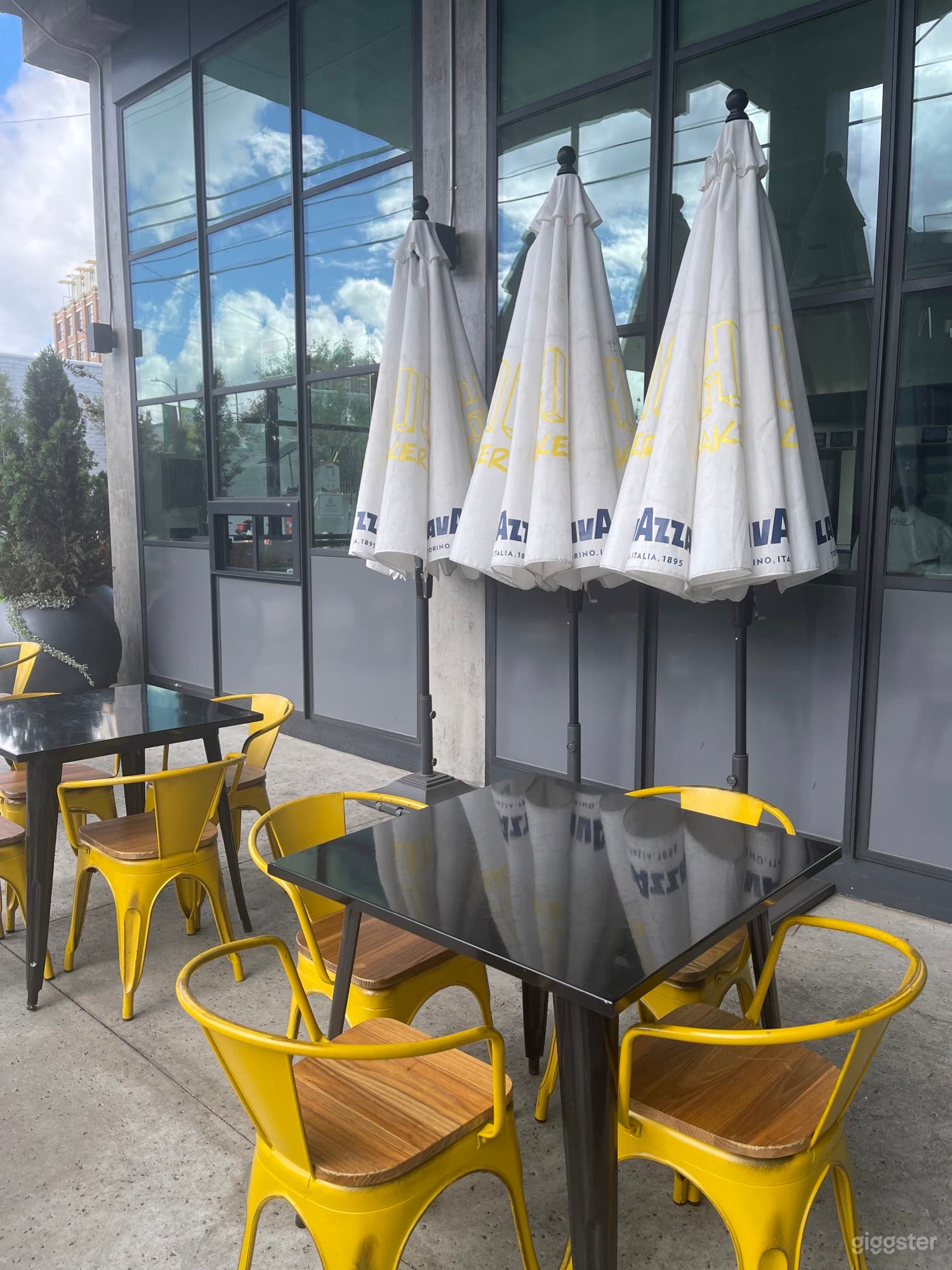 Spacious cafe with outdoor space  Photo 4