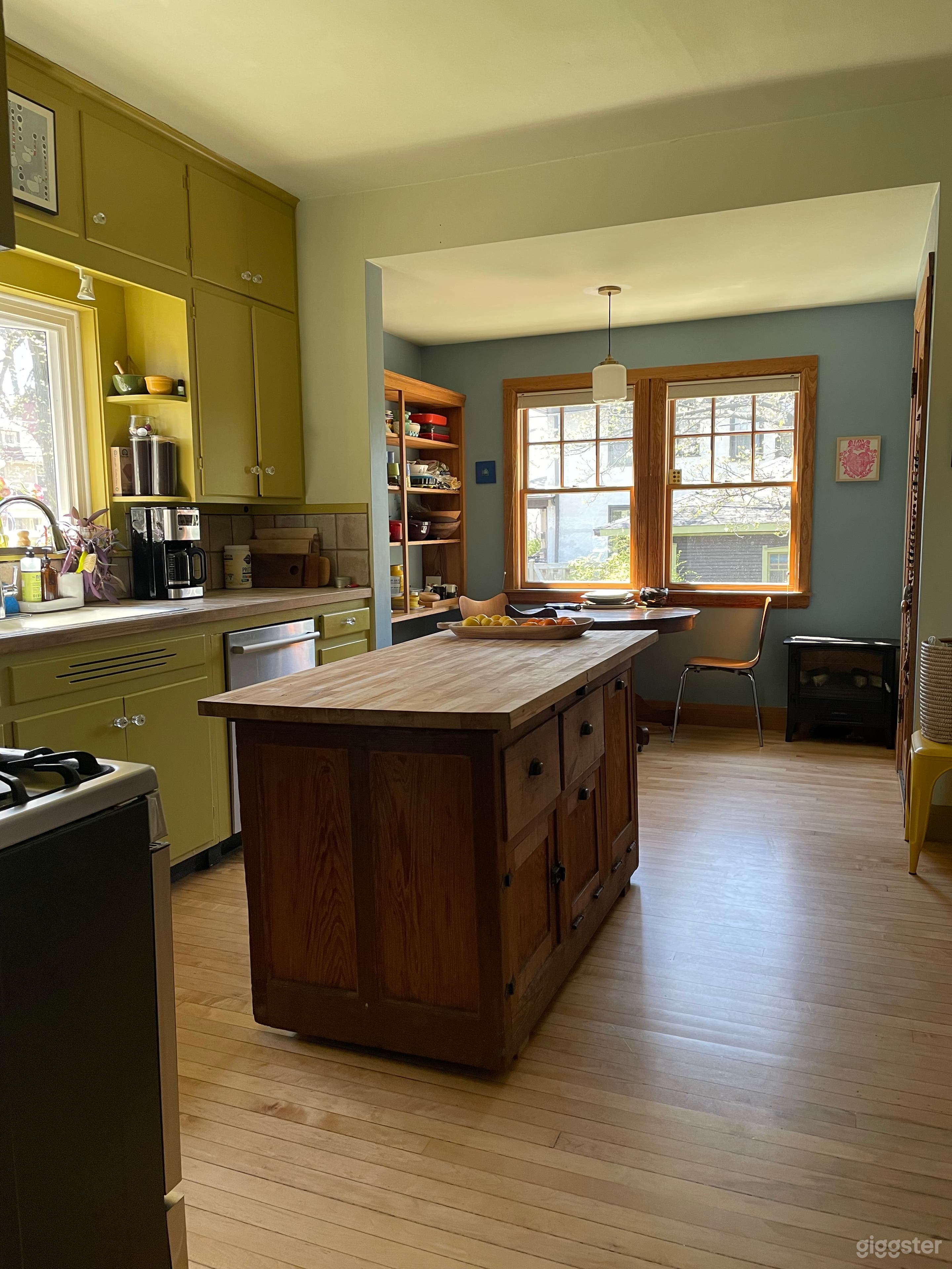 Large eat-in kitchen with kitchen island