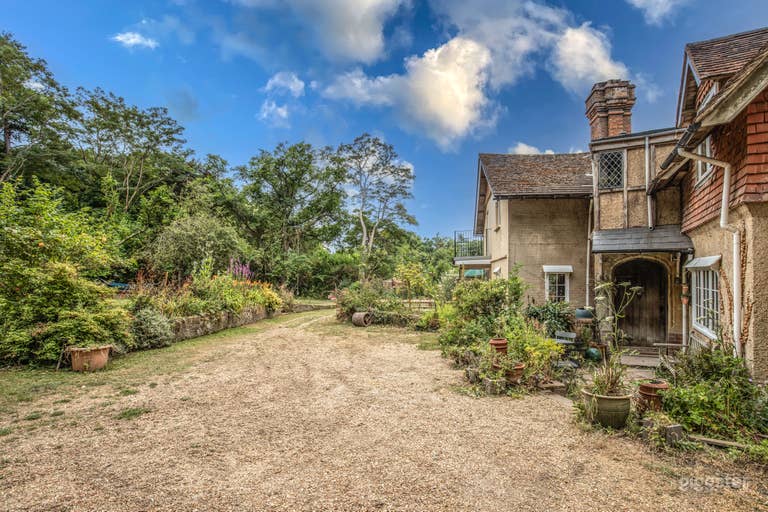  Detached Country House in 2 acres of Woodland 