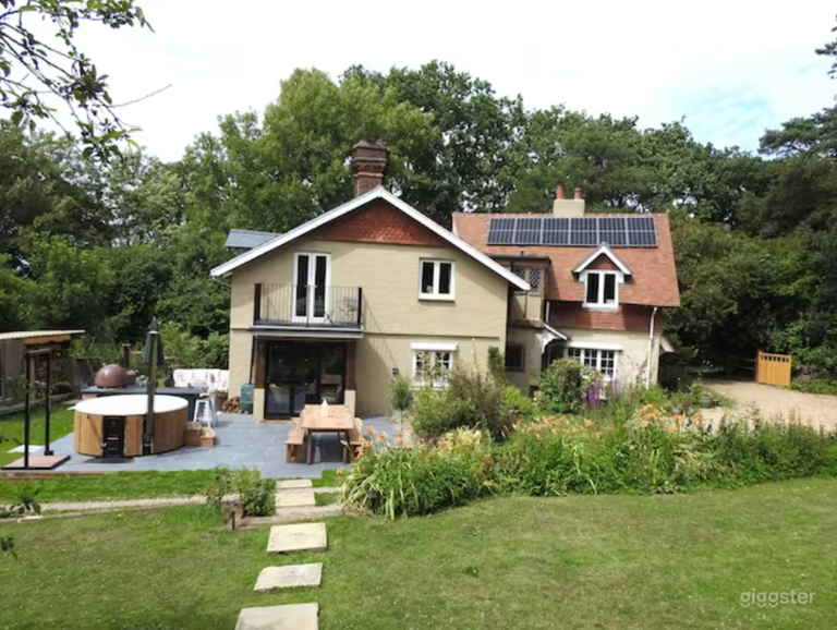  Detached Country House in 2 acres of Woodland 