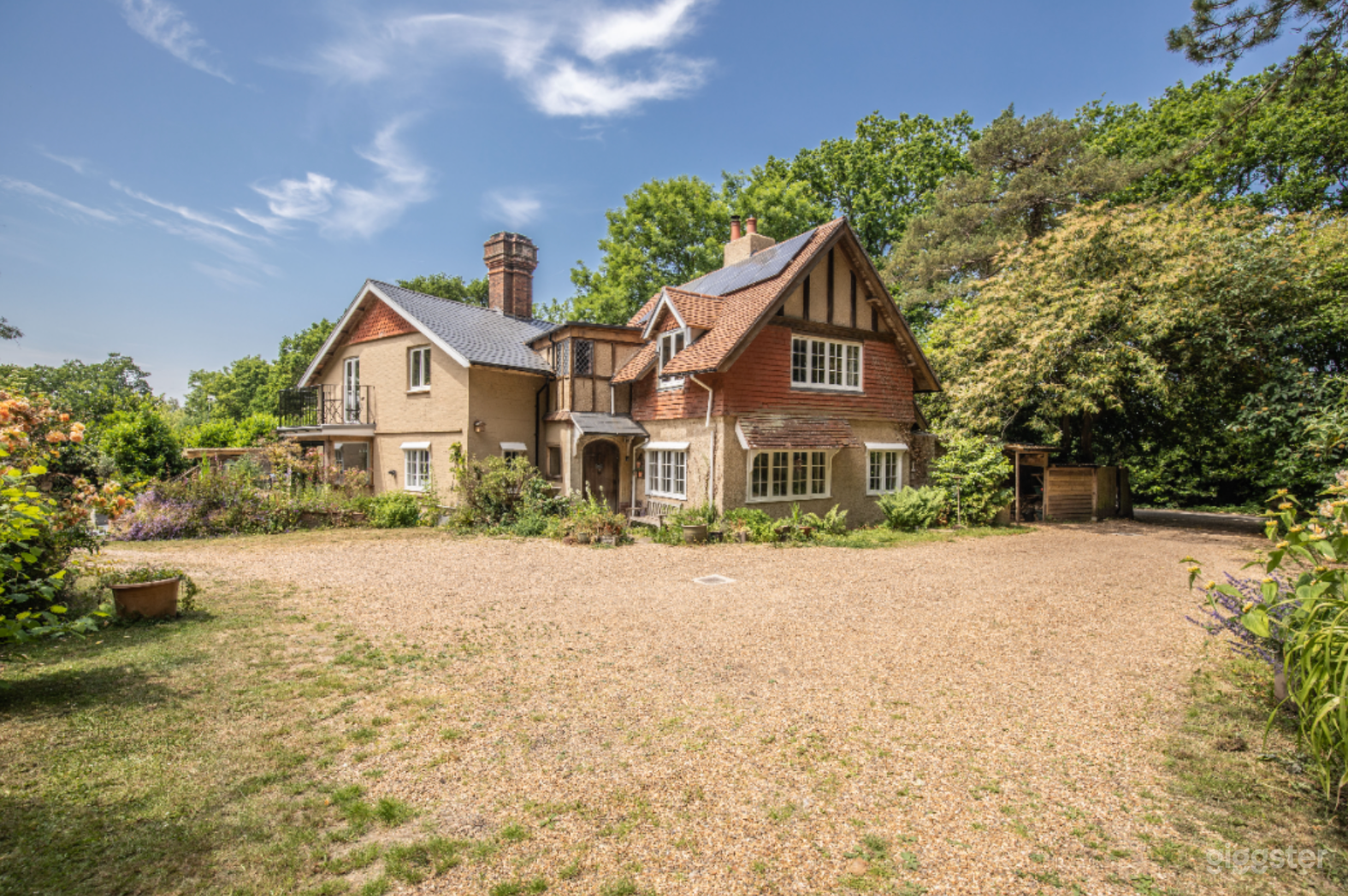 Detached Country House in 2 acres of Woodland Photo 1