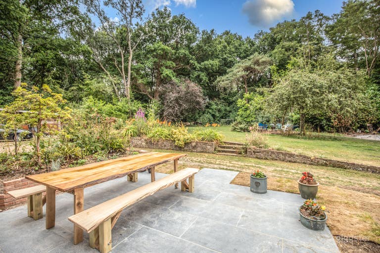  Detached Country House in 2 acres of Woodland 