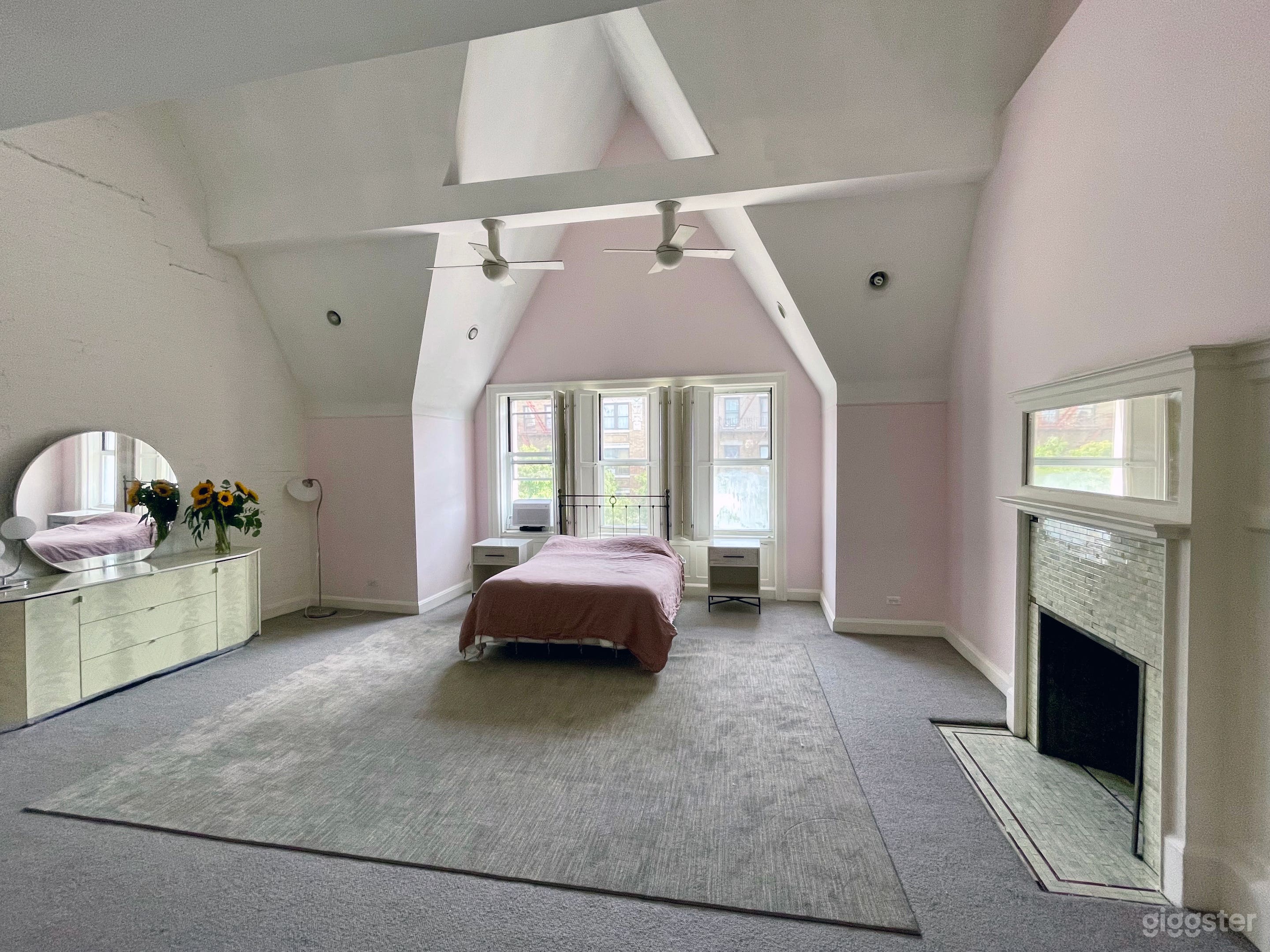 Upstairs guest room, 4th floor with furniture