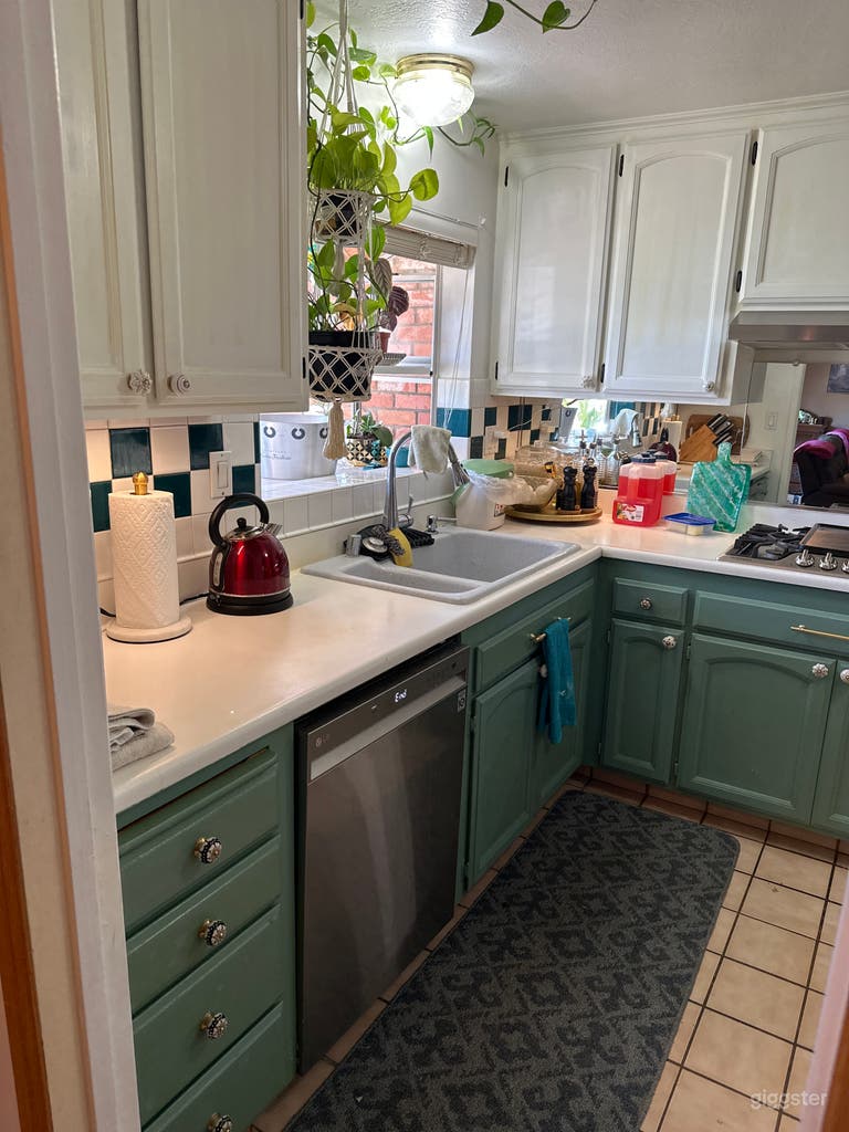  Wide open kitchen flows into the grate room. Allowing for easy lighting and crew access. Each room showcases multiple different looks and filming angles.  