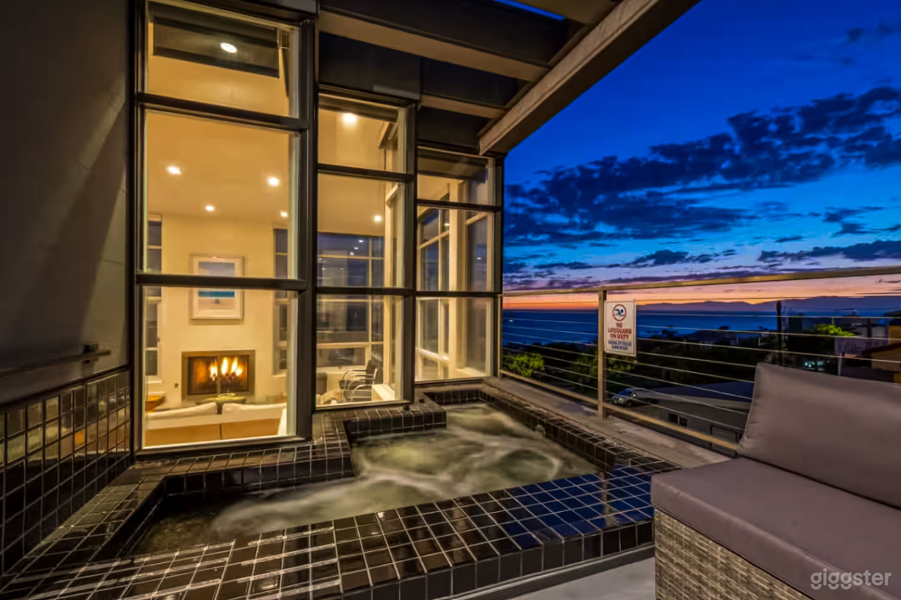 Contemporary House with Warm Light &amp; Flexible Layout — Ideal Photo 4