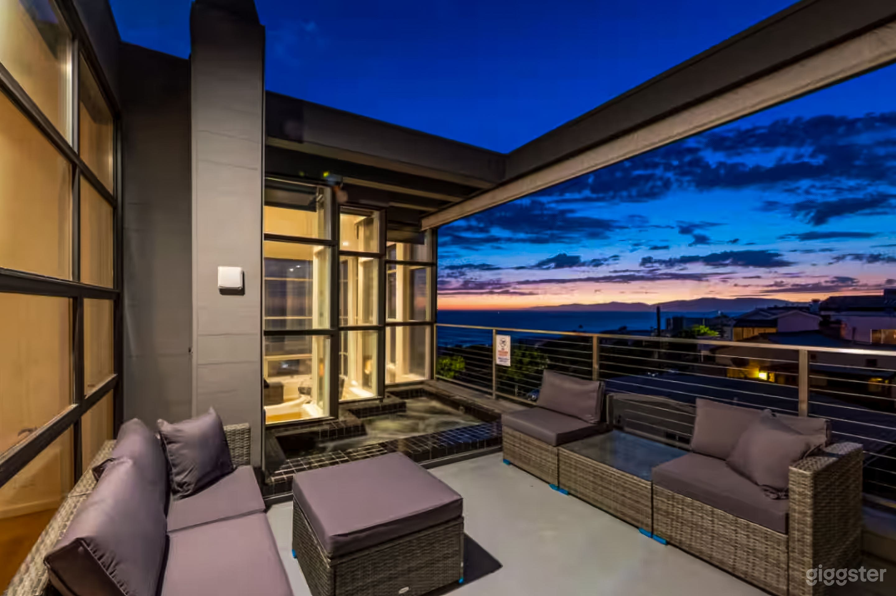 Contemporary House with Warm Light &amp; Flexible Layout — Ideal Photo 2