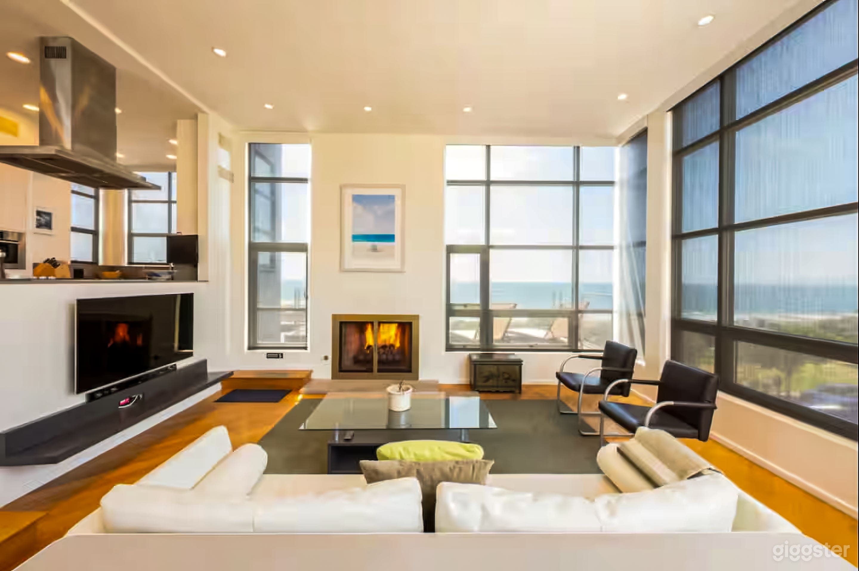 Contemporary House with Warm Light &amp; Flexible Layout — Ideal Photo 3