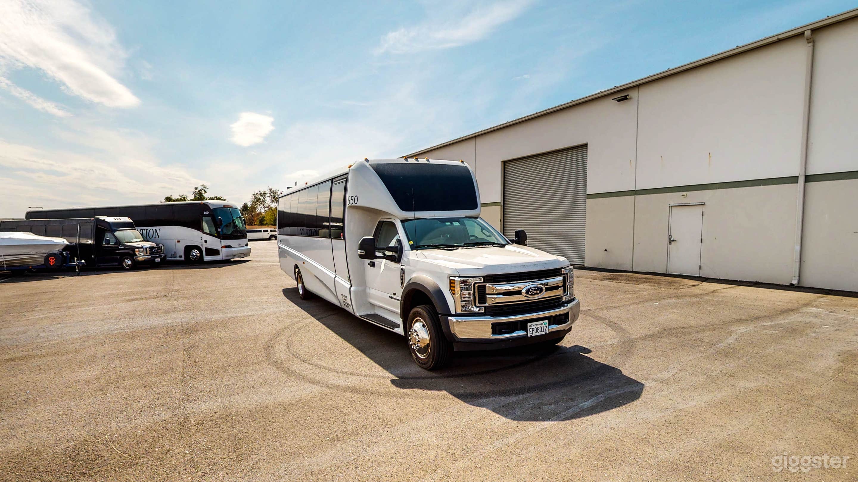 Ford F550 Bus Executive Photo 1