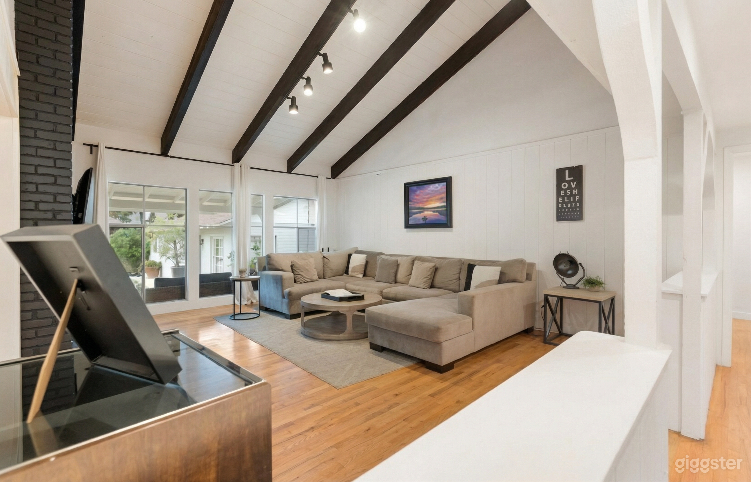 Modern LA Oasis — Bright, Spacious Home Photo 4