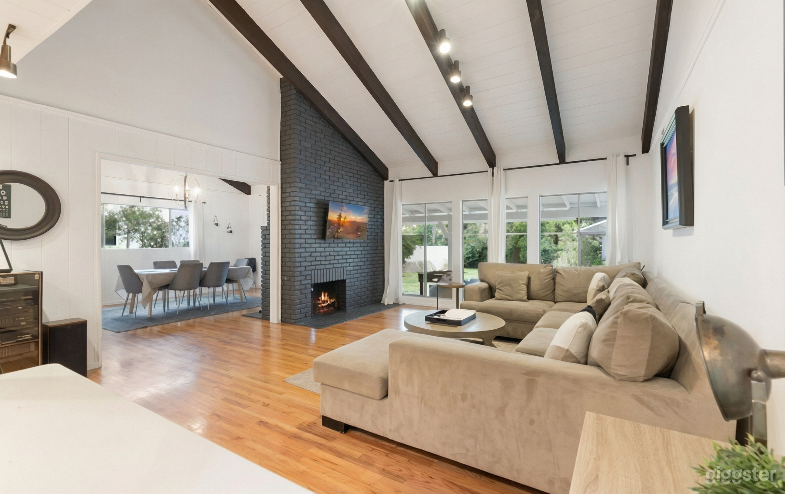 Modern LA Oasis — Bright, Spacious Home Photo 2