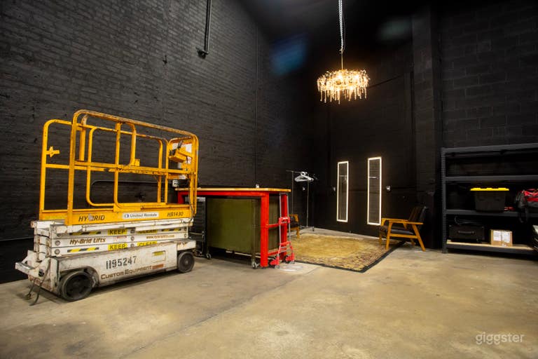  Rentable Scissor lift and small lounge 