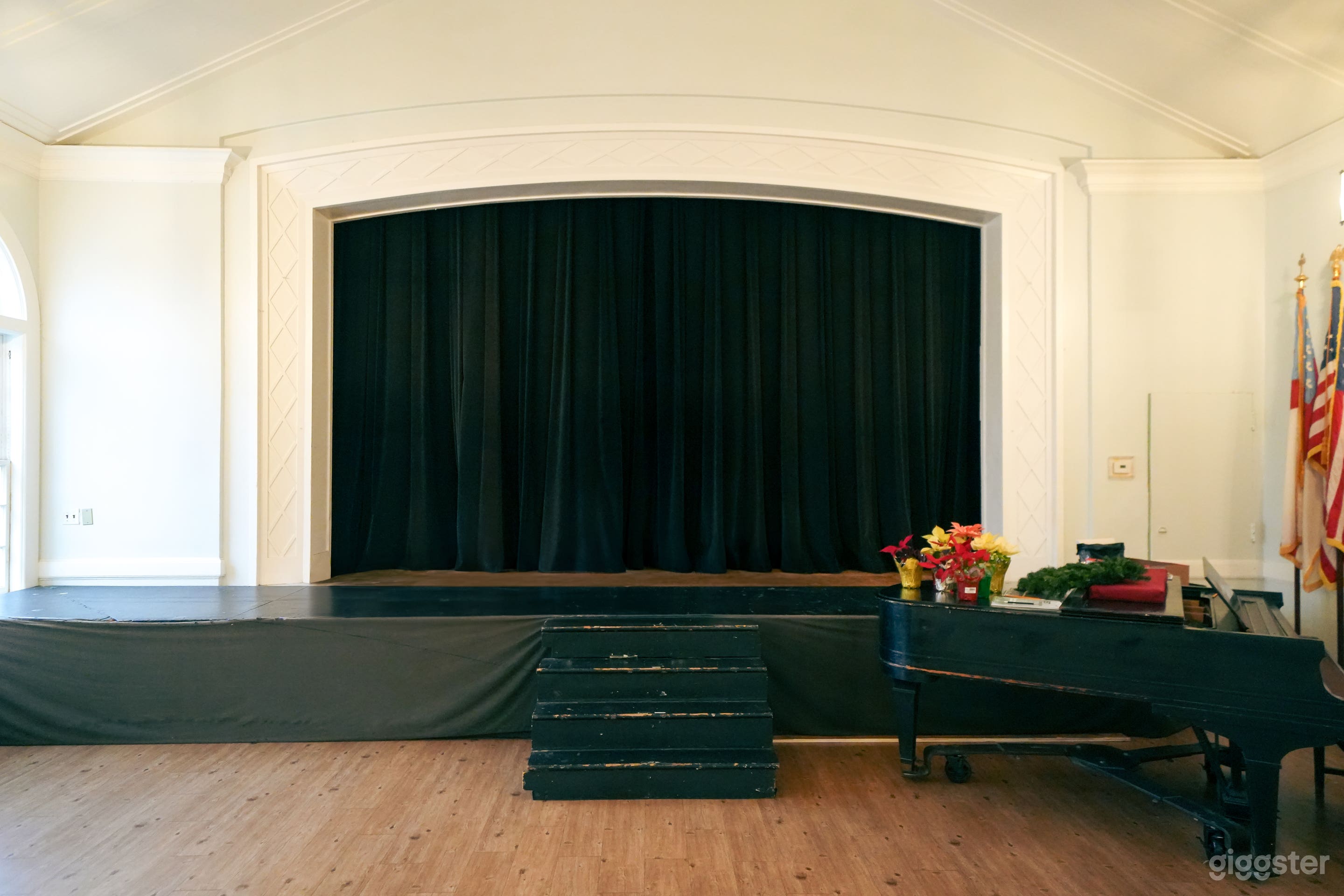 Colonial-inspired Hall w/ Vintage Americana Accent Photo 2