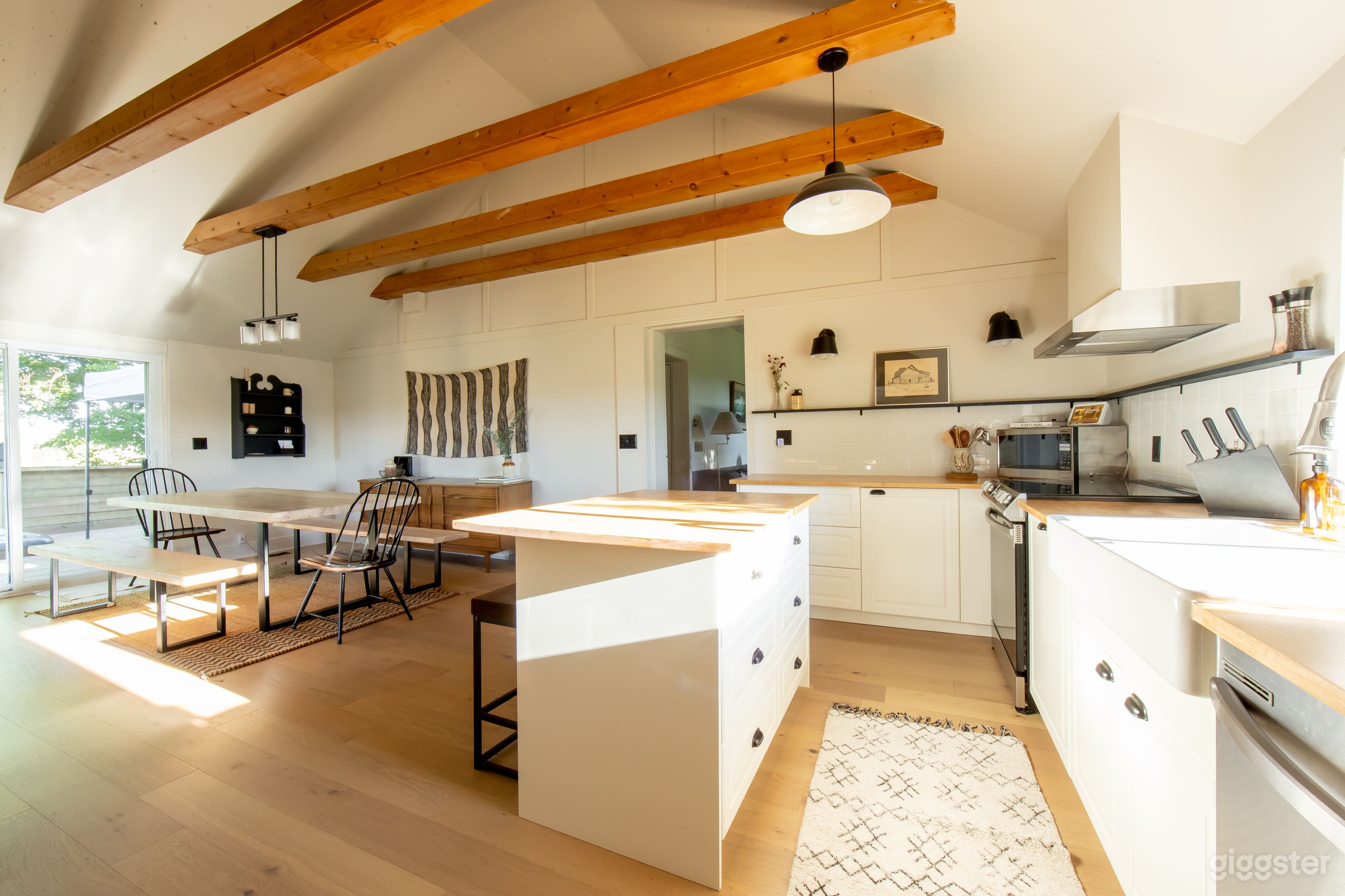 Openplan farmhouse kitchen