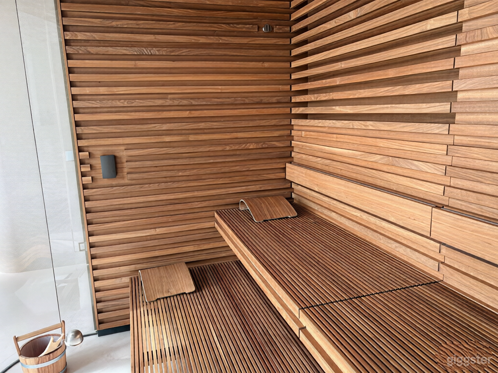 Luxus-Spa-Suite mit Panoramablick auf die Stadt Foto 3