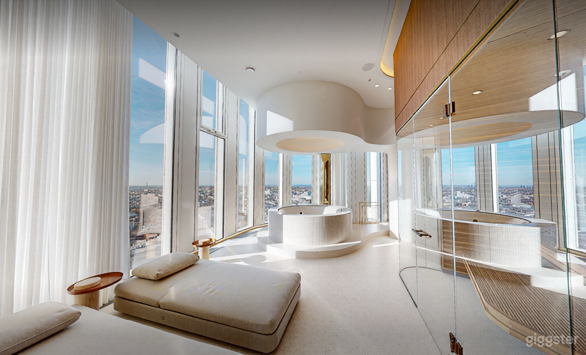 Luxus-Spa-Suite mit Panoramablick auf die Stadt Foto 1