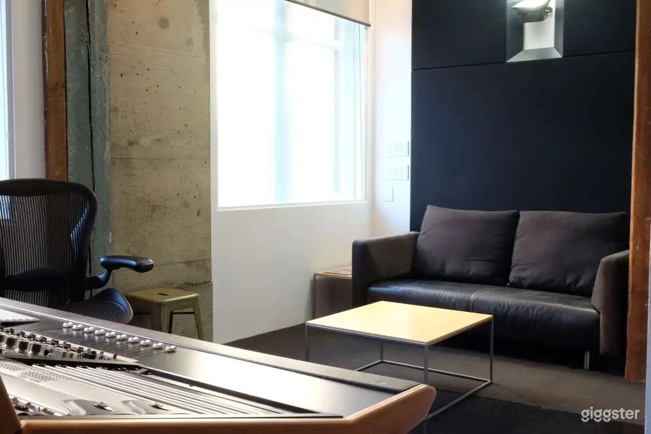 Vintage Modern Recording Studio 4 Photo 1