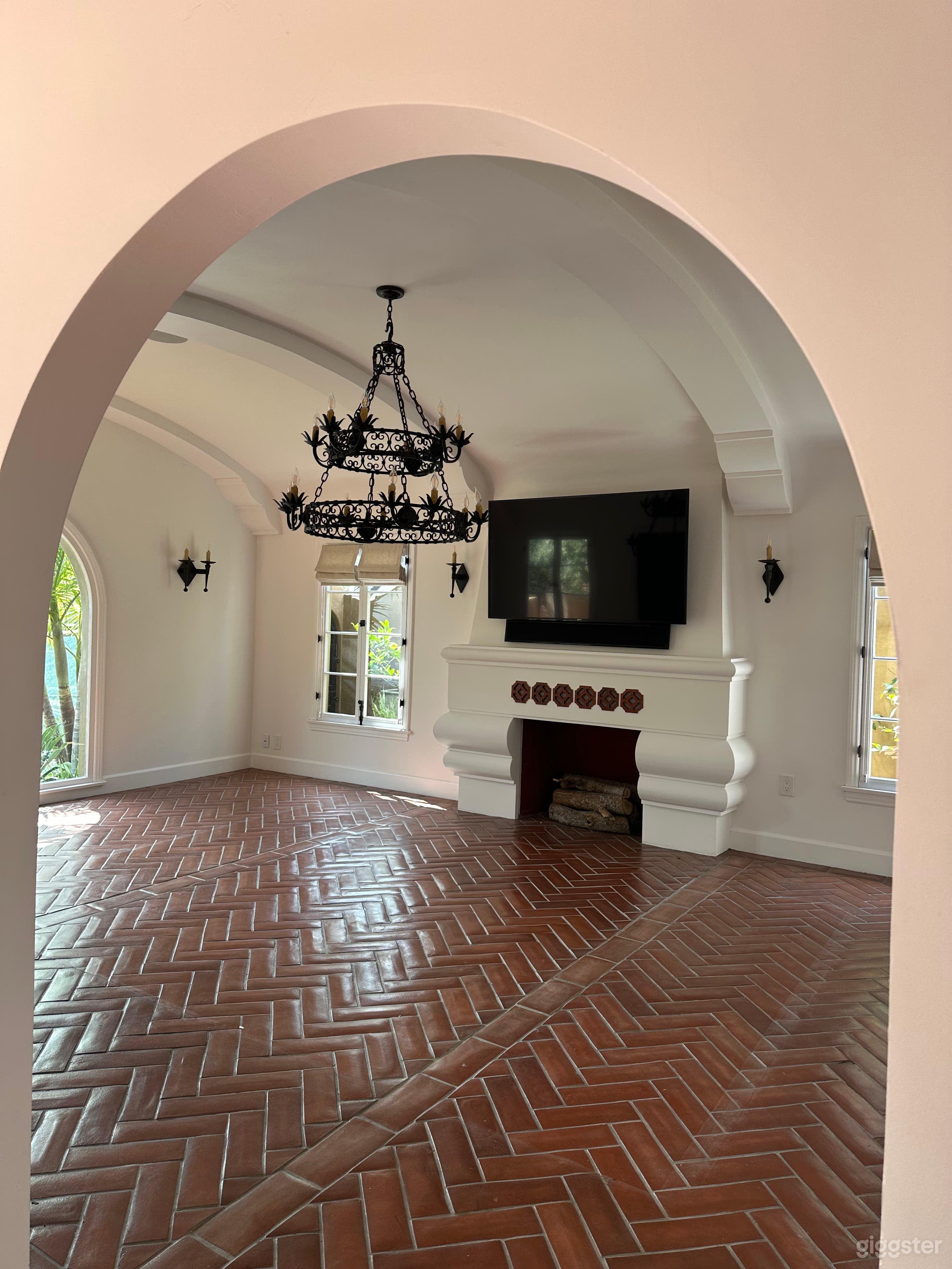 Spanish Oasis in the Heart of Los Angeles Photo 2