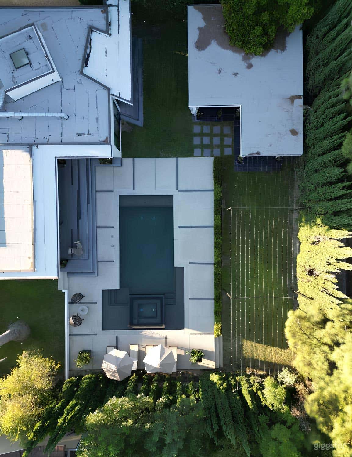 Magnificent Pool Oasis and Jacuzzi Photo 2