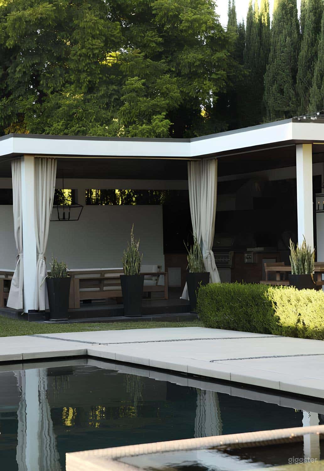 Magnificent Pool Oasis and Jacuzzi Photo 4