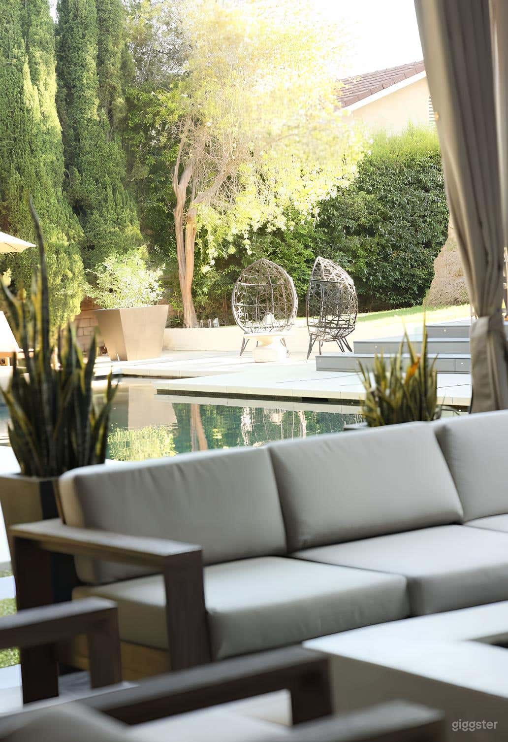 Magnificent Pool Oasis and Jacuzzi Photo 3