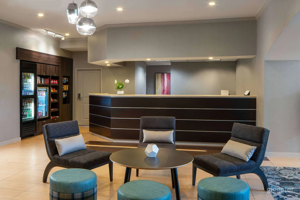 Hotel LOUNGE Area for 50 People - EVENTS | MEETINGS | PRODUCTION Photo 2