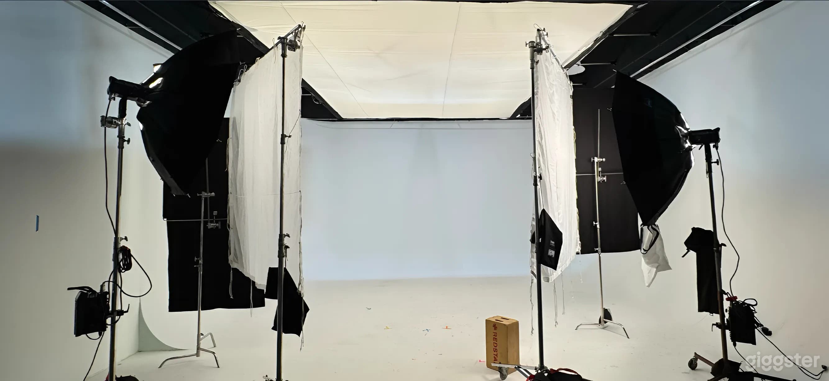 Studio B - Green Screen &amp; Infinite White CYC Photo 2