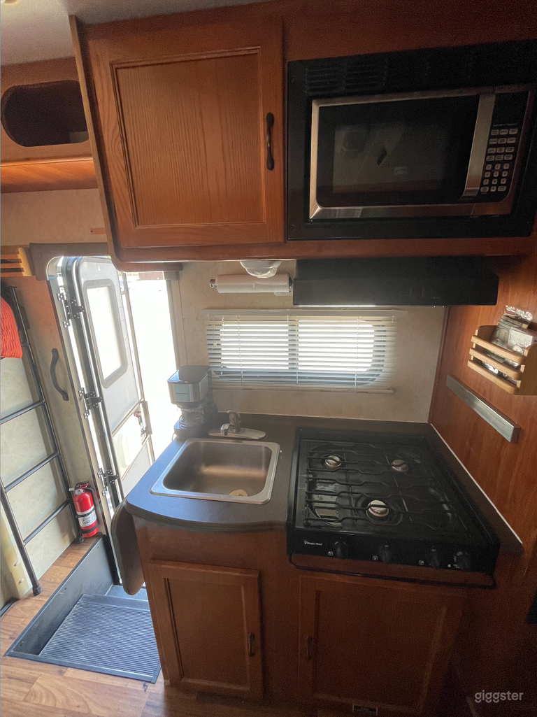  24ft Ford RV with bathroom, kitchen and dinning, sleeps 5 