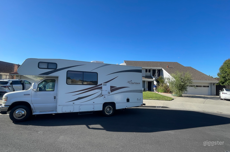  24ft Ford RV with bathroom, kitchen and dinning, sleeps 5 
