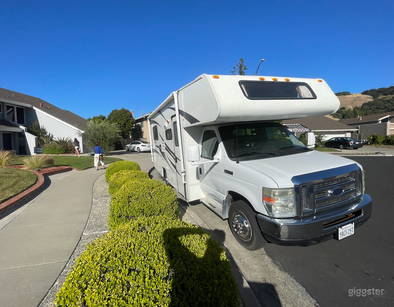  24ft Ford RV with bathroom, kitchen and dinning, sleeps 5 