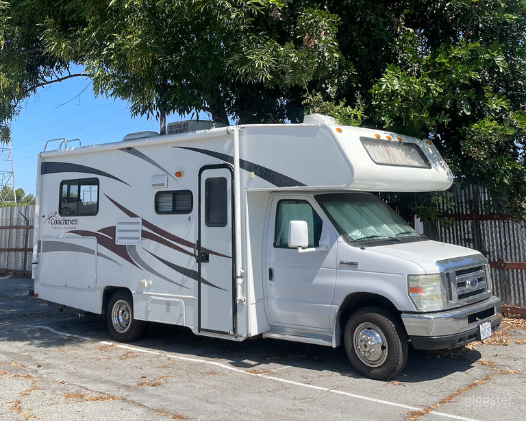  24ft Ford RV with bathroom, kitchen and dinning, sleeps 5 