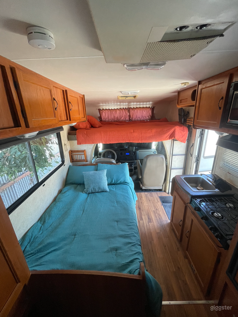  24ft Ford RV with bathroom, kitchen and dinning, sleeps 5 