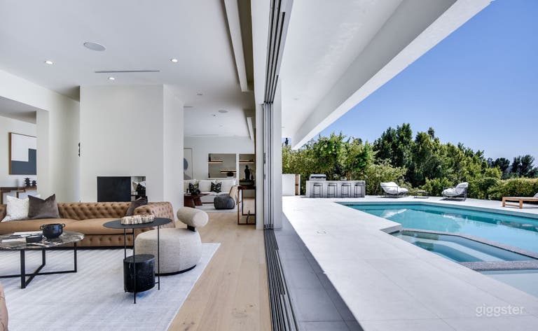   CALIFORNIAN ELEGANCE: TROUSDALE GEM/POOL 