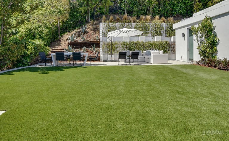   CALIFORNIAN ELEGANCE: TROUSDALE GEM/POOL 