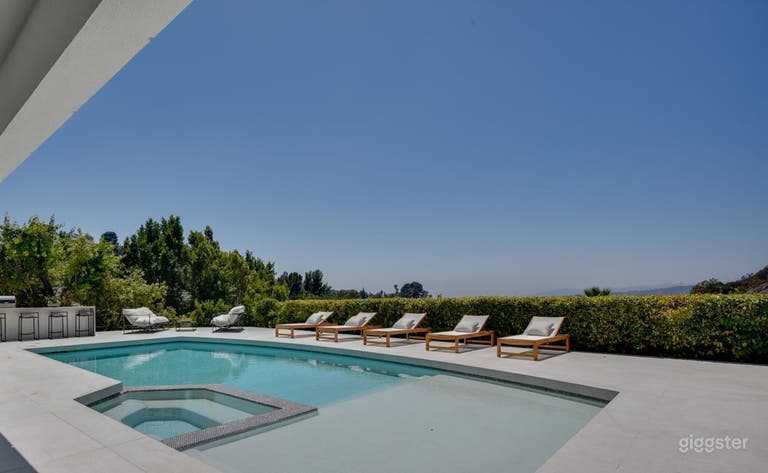   CALIFORNIAN ELEGANCE: TROUSDALE GEM/POOL 