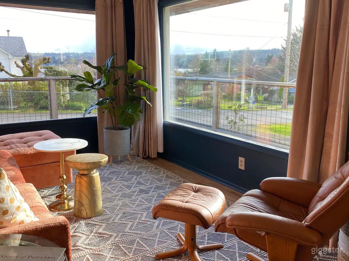 Darling Mid-Century Cottage Photo 2