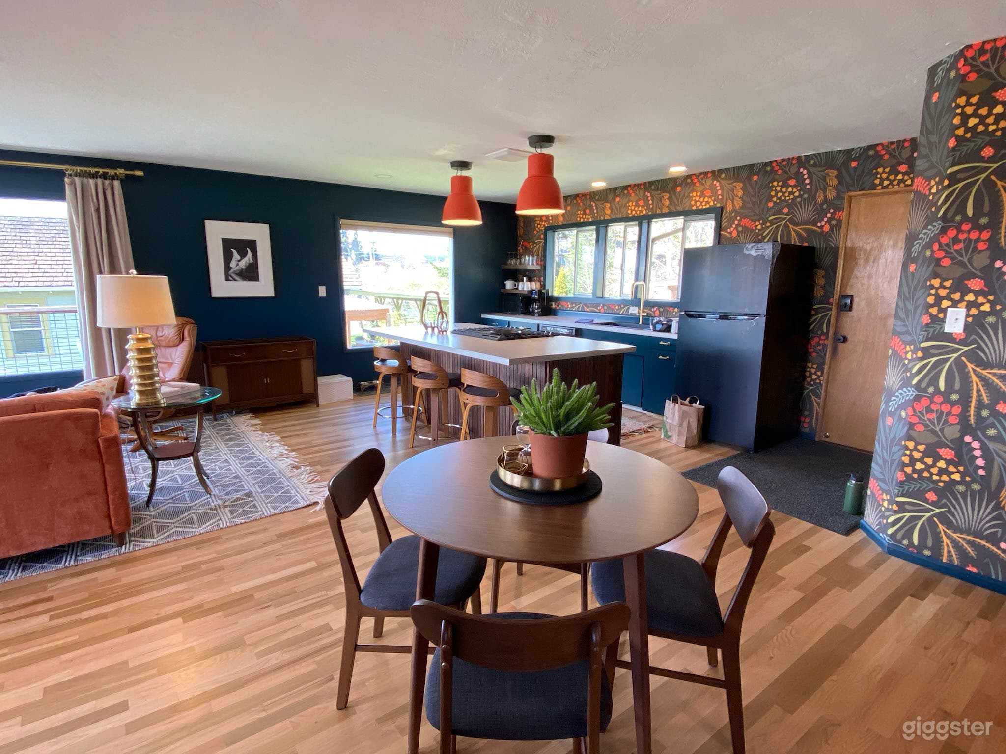 Darling Mid-Century Cottage Photo 4