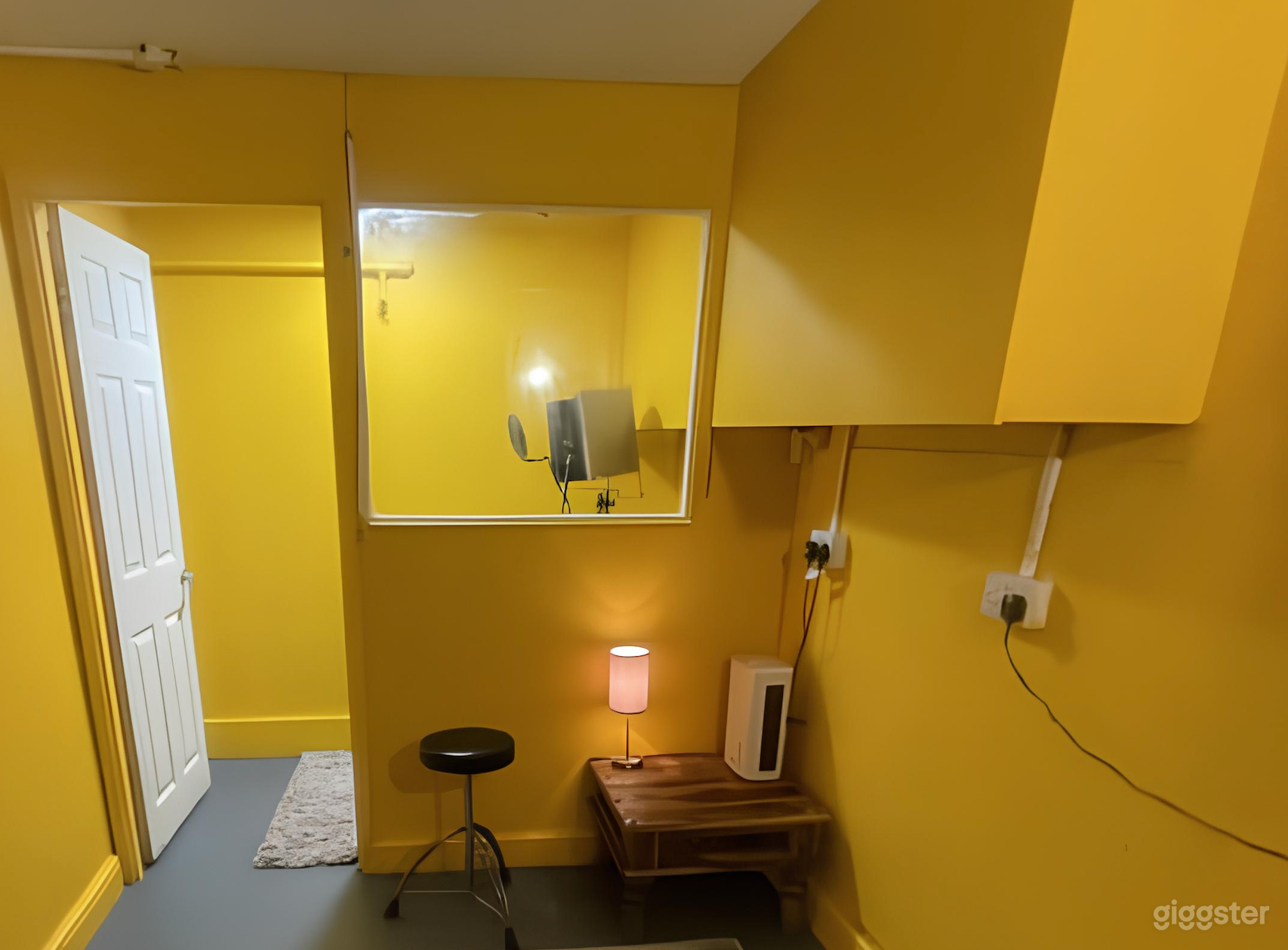 Modern Recording Studio 3 Photo 4