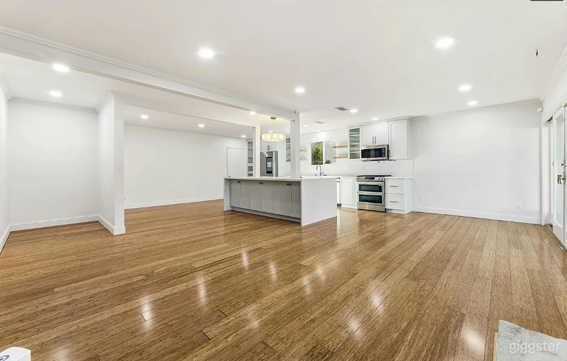 Bright Modern Single-Story Home with Spacious Backyard Photo 4
