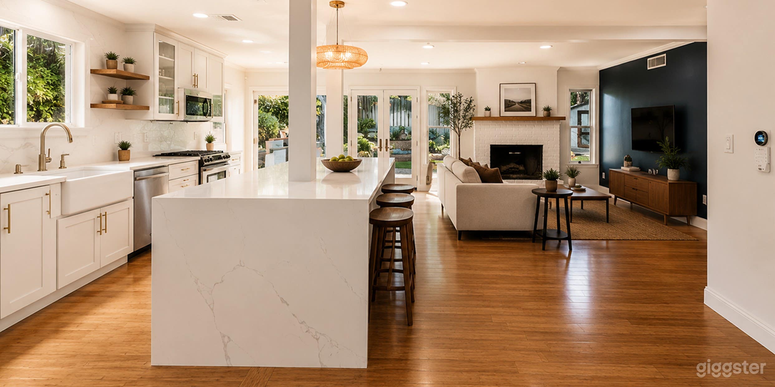 Bright Modern Single-Story Home with Spacious Backyard Photo 2