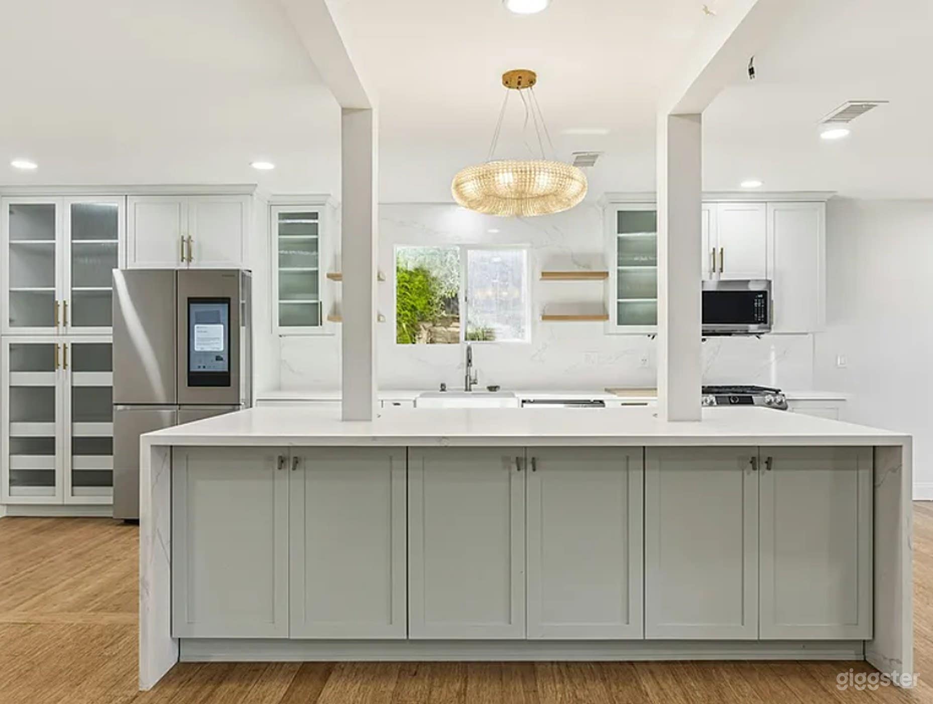 Bright Modern Single-Story Home with Spacious Backyard Photo 3