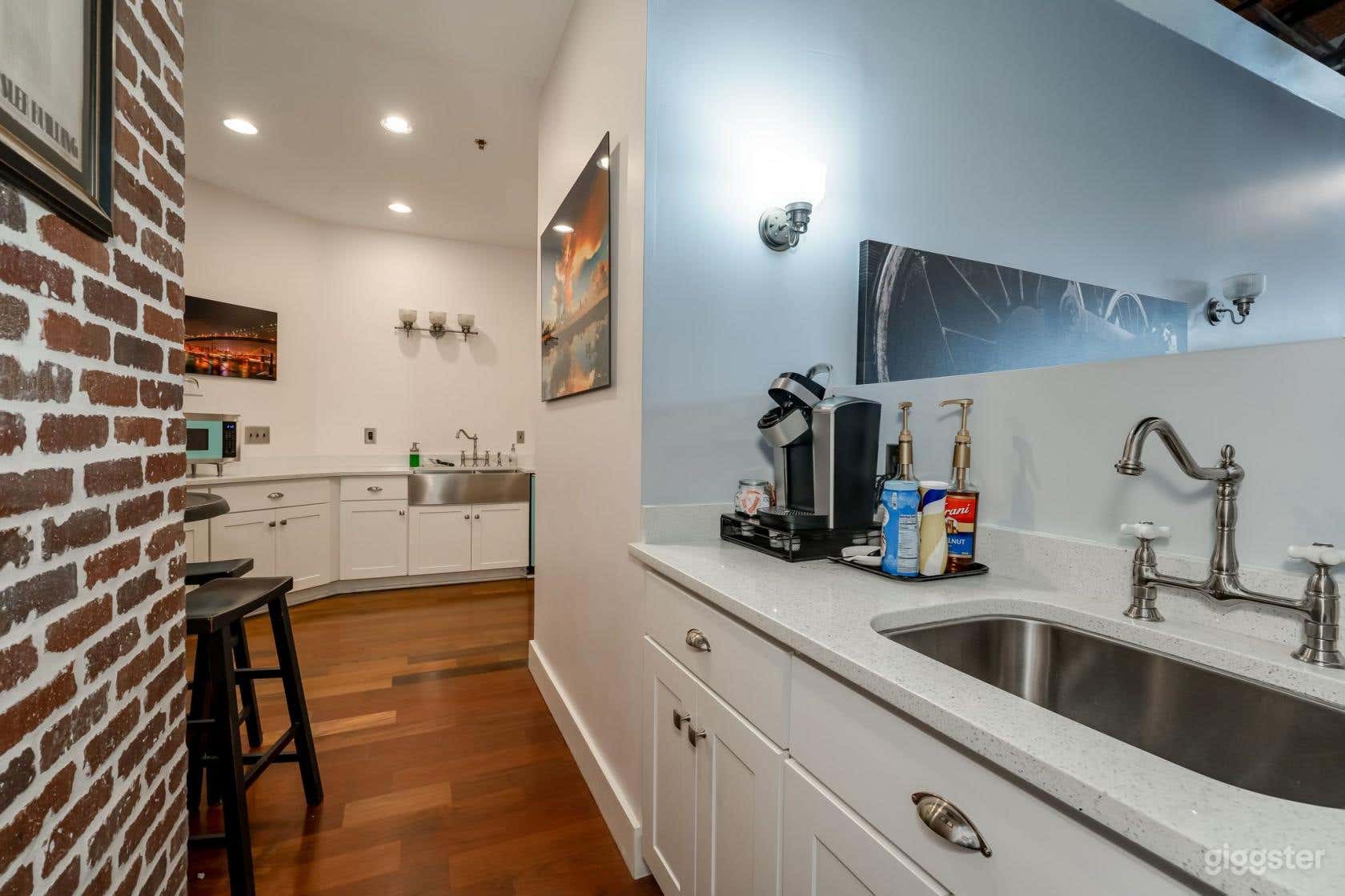 Suite Executive Station Conference Room Photo 4