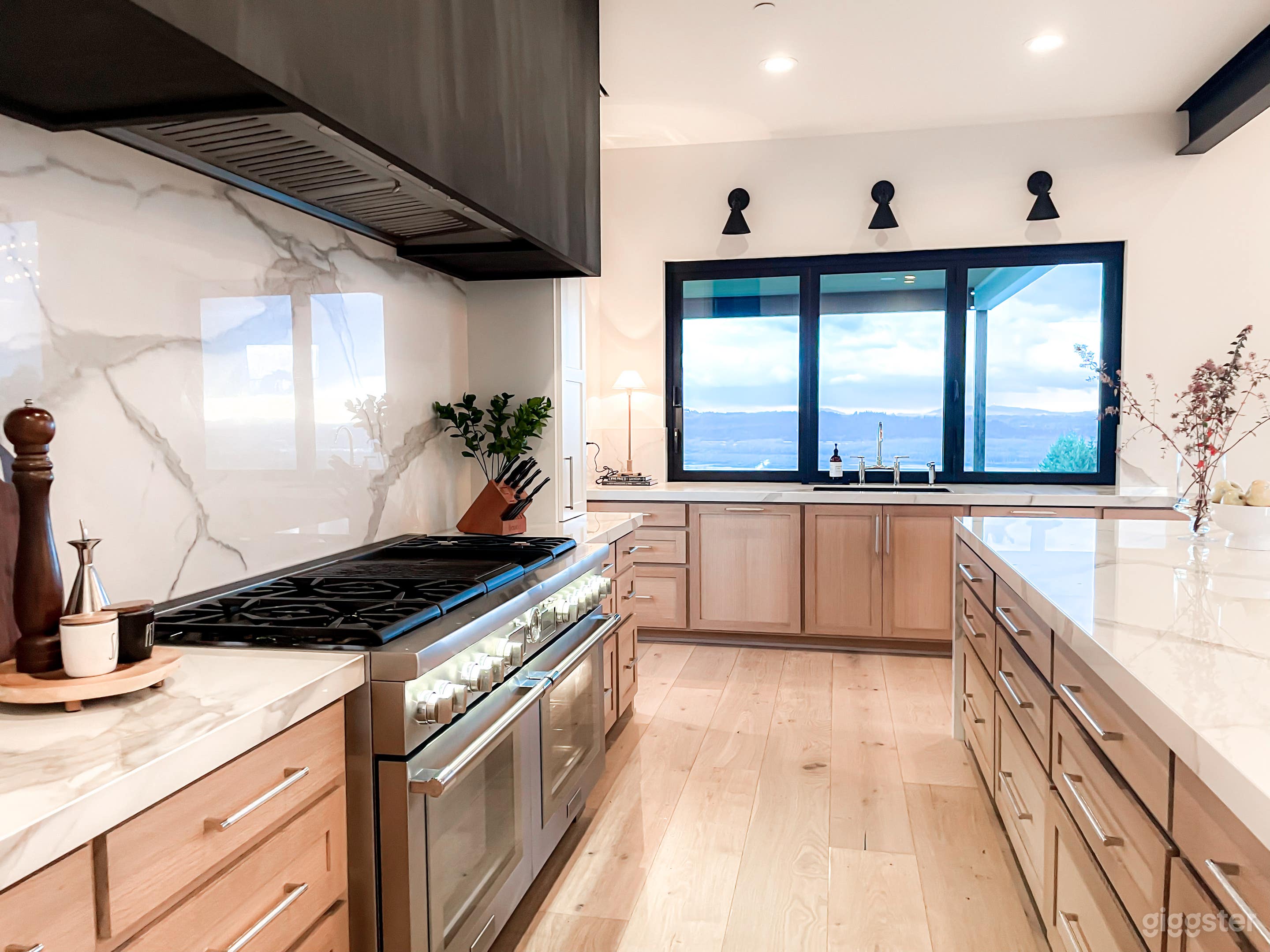 Spectacular Views and Infinity Pool-Stunning Home! Photo 3