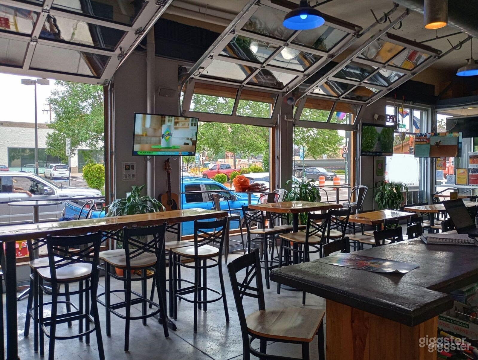 Warm and Relaxing Small Eclectic Brewery Photo 4